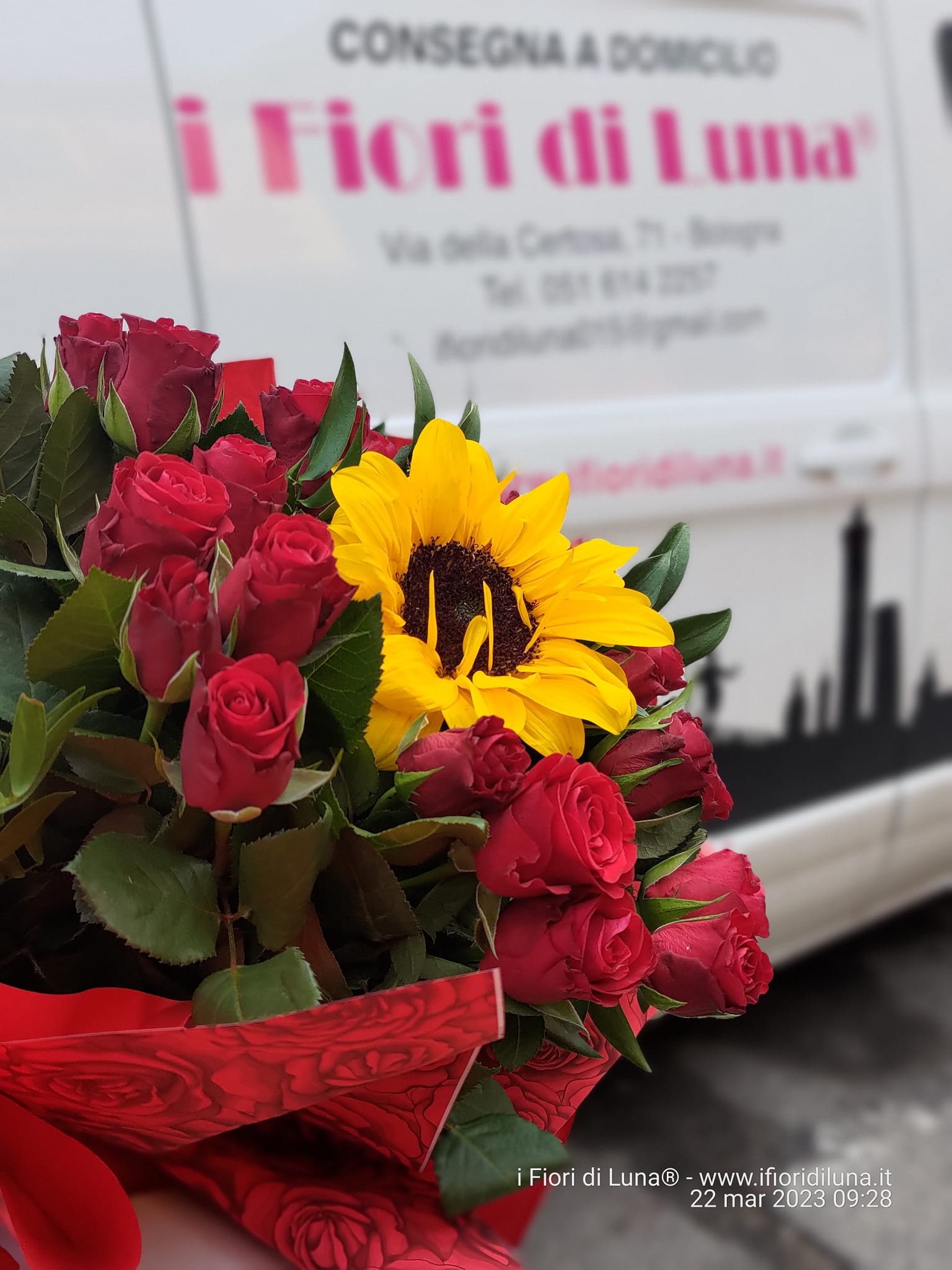 🌹🌻 Bouquet di Rose Rosse con Girasole - immagine 2