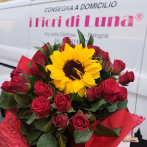 ๐น๐ป Bouquet di Rose Rosse con Girasole