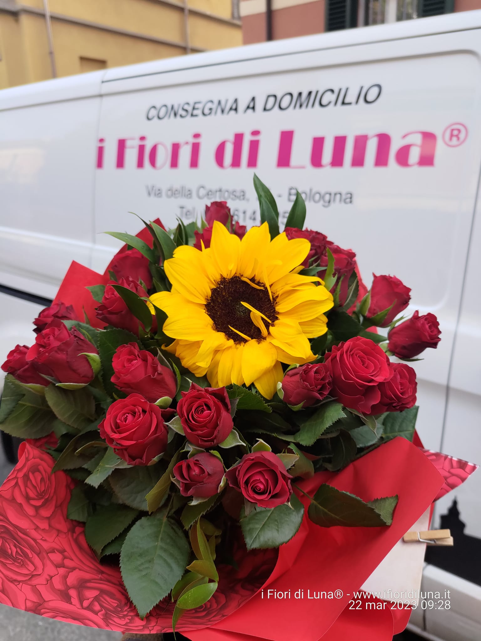 🌹🌻 Bouquet di Rose Rosse con Girasole